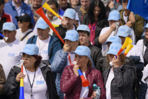 O femeie sufla intr-o goarna in timpul unui protest organizat de Blocul National Sindical (BNS), in Piata Victoriei din Bucuresti, luni, 13 mai 2024. ALEXANDRU DOBRE/ MEDIAFAX FOTO.