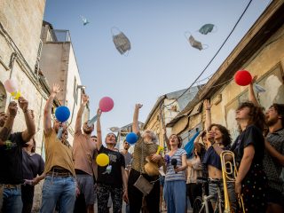 Israelis throwing face masks as they celebrating after the Ministry of Health canceled the mandatory wearing of face masks in the open air, in Jerusalem, April 18, 2021. Photo by Yonatan Sindel/Flash90 *** Local Caption *** ירושלים
מסיבה
זריקת
מסיכות
אנשים
קורונה
מסיכות
הולכים