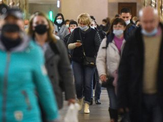 6366179 23.10.2020 Passengers wearing face masks walks at a metro station amid the coronavirus disease (COVID-19) outbreak, in Moscow, Russia. Evgeny Odinokov / Sputnik  via AP